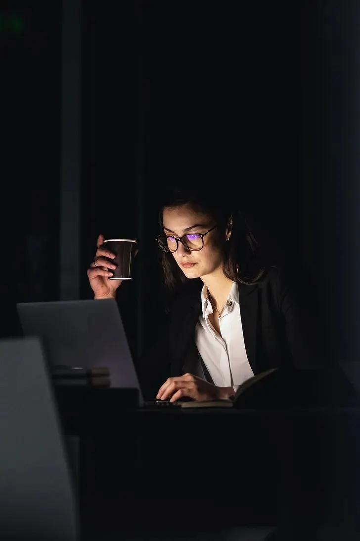 Ambiente de trabajo luminoso e inspirador diseñado para el descanso ocular